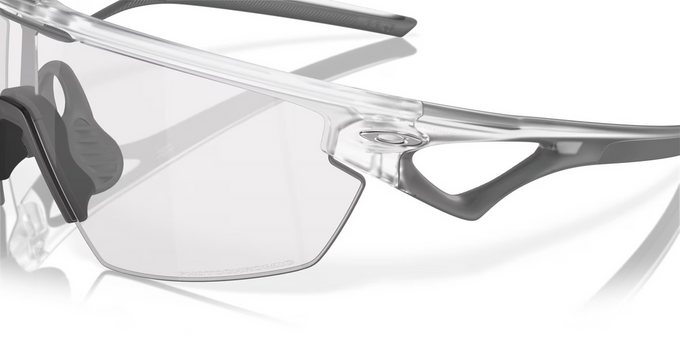 Sluneční brýle OAKLEY Sphaera Matte Clear Frame/Clear To Black Iridium Photochromic Lenses