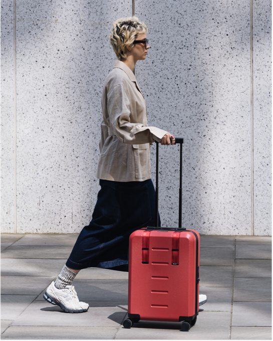 Cestovný kufor Db Ramverk Carry-on Sprite Lightning Red - 2024/25